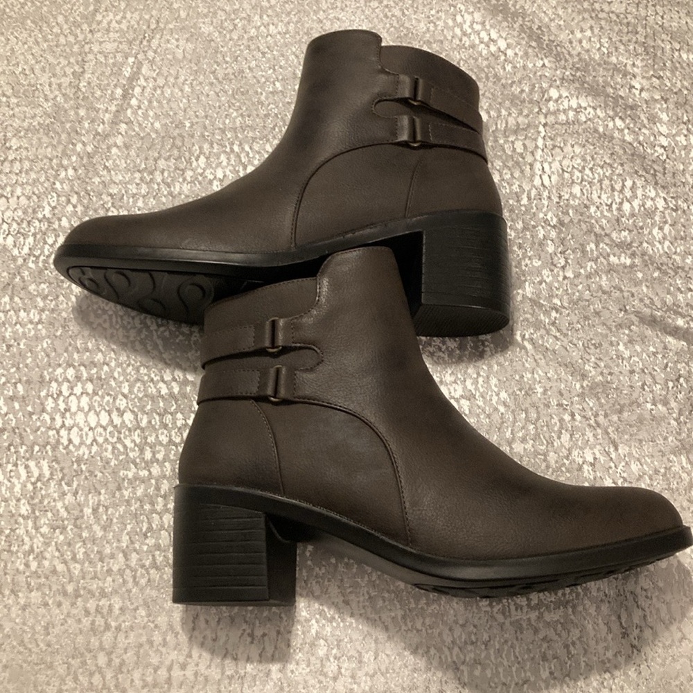 Easy street brown ankle boots size 9 wide